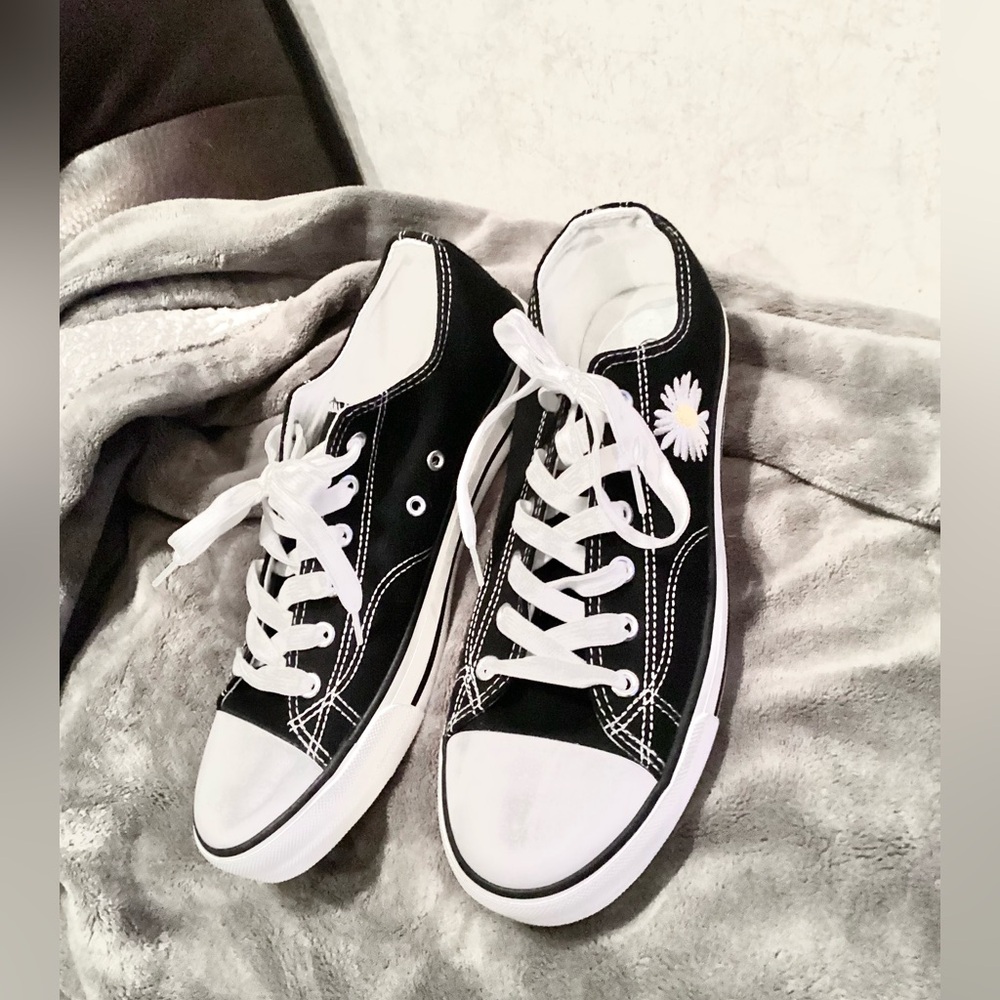 NWOT Black & White ZY Canvas Shoes. Daisy Flower Embroidery, Size: US 11 / EU 42 - Picture 4 of 9